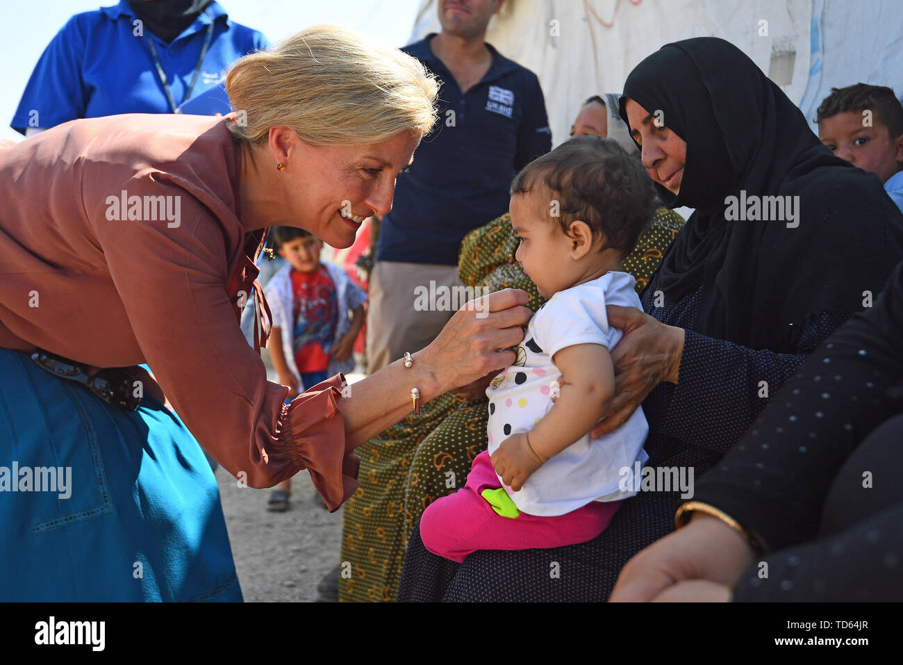 La Contessa di Wessex incontra una donna siriana e bambino, tra i profughi in Libano dal conflitto siriano, in occasione di una visita ad un informale tented insediamento nella valle della Bekaa, Libano, durante il primo ufficiale di Royal visita al paese. Foto Stock