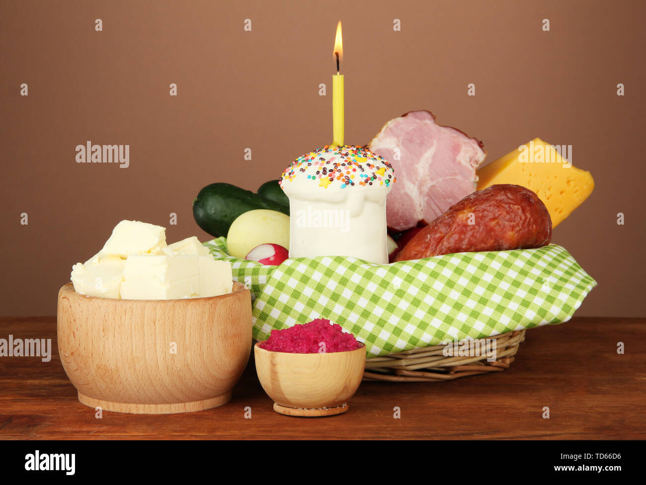 Cesto di Pasqua: concettuale foto di pasqua tradizionale cibo nel cesto di vimini, sul tavolo di legno sul colore di sfondo Foto Stock