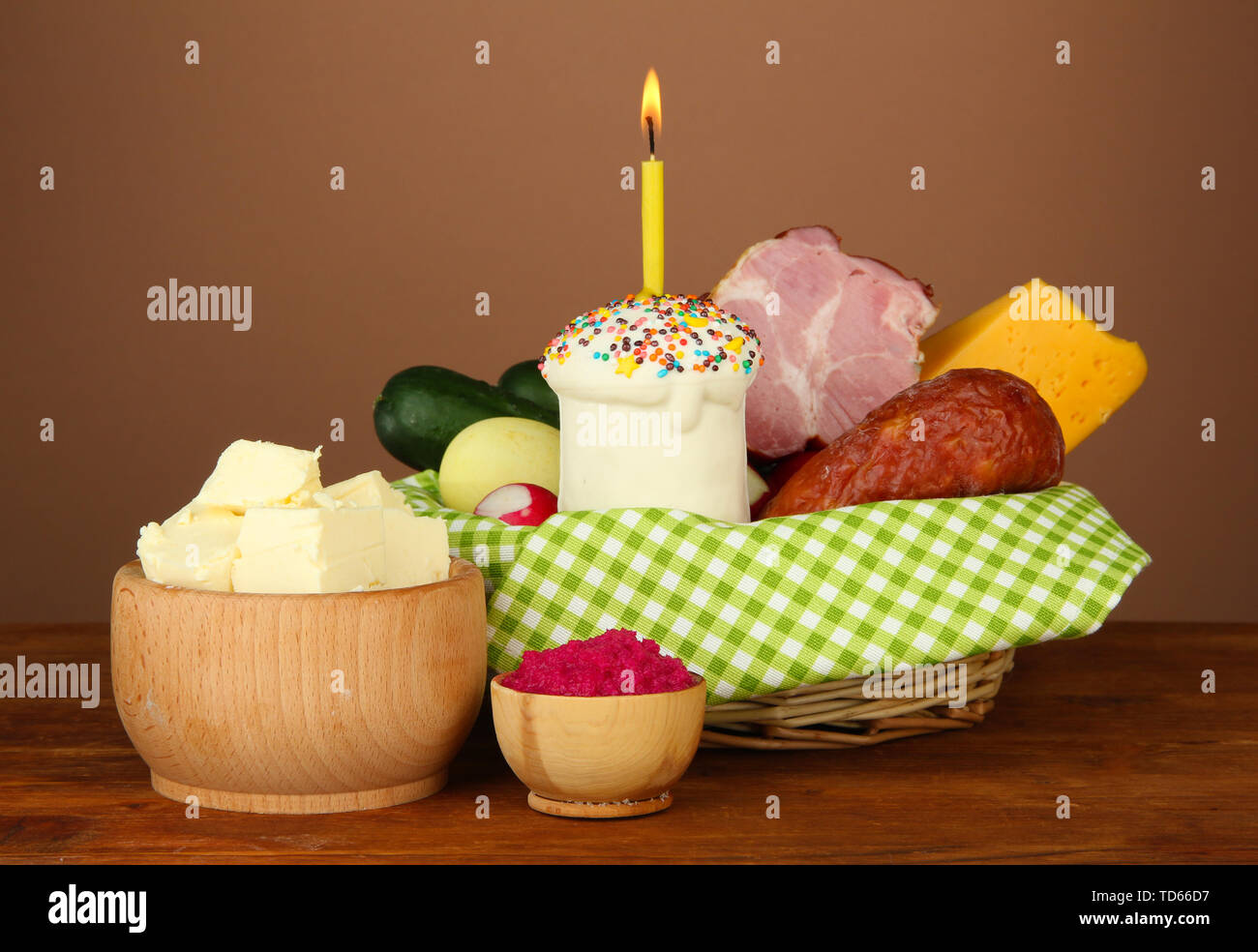 Cesto di Pasqua: concettuale foto di pasqua tradizionale cibo nel cesto di vimini, sul tavolo di legno sul colore di sfondo Foto Stock