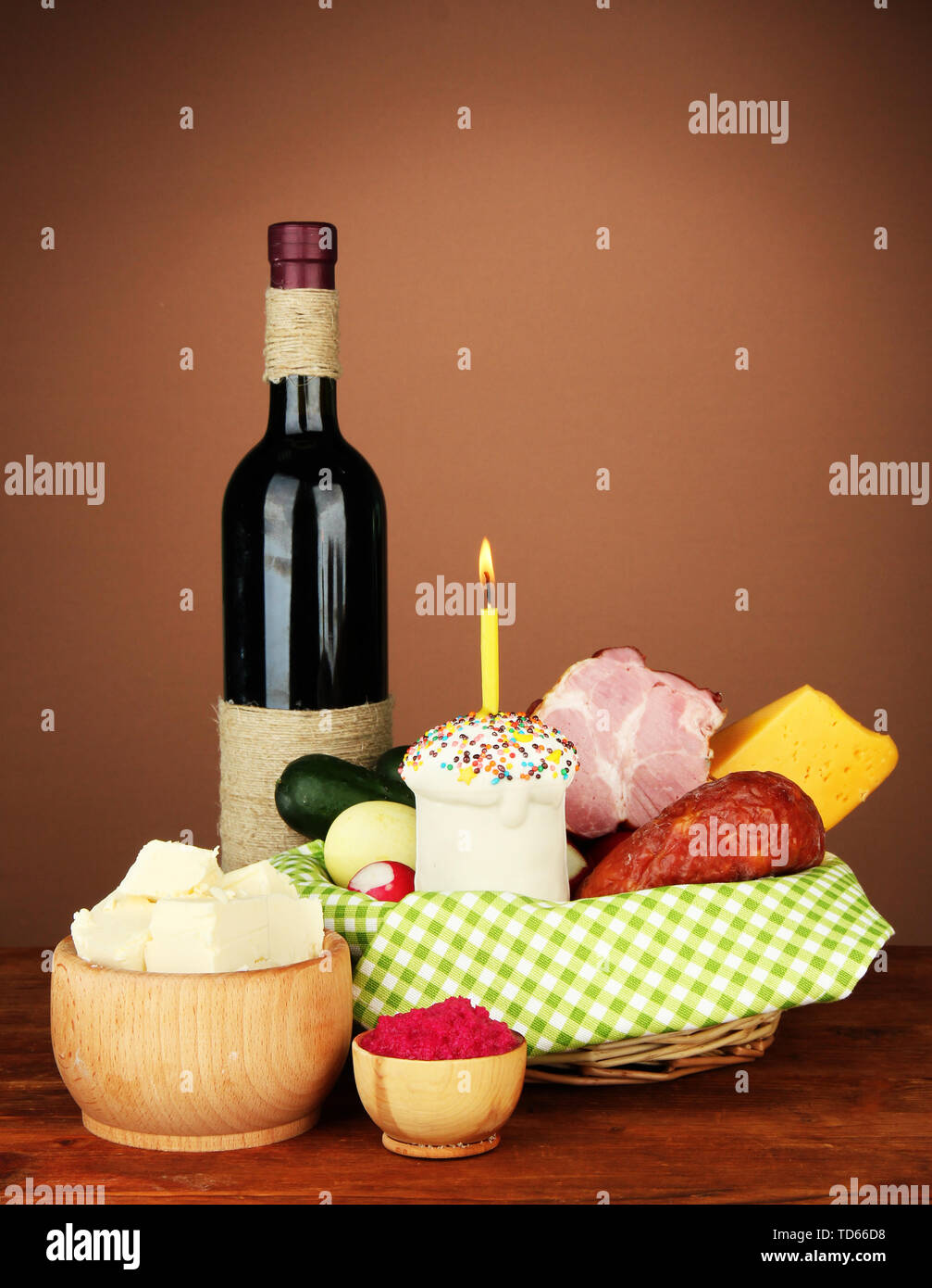 Cesto di Pasqua: concettuale foto di pasqua tradizionale cibo nel cesto di vimini, sul tavolo di legno sul colore di sfondo Foto Stock