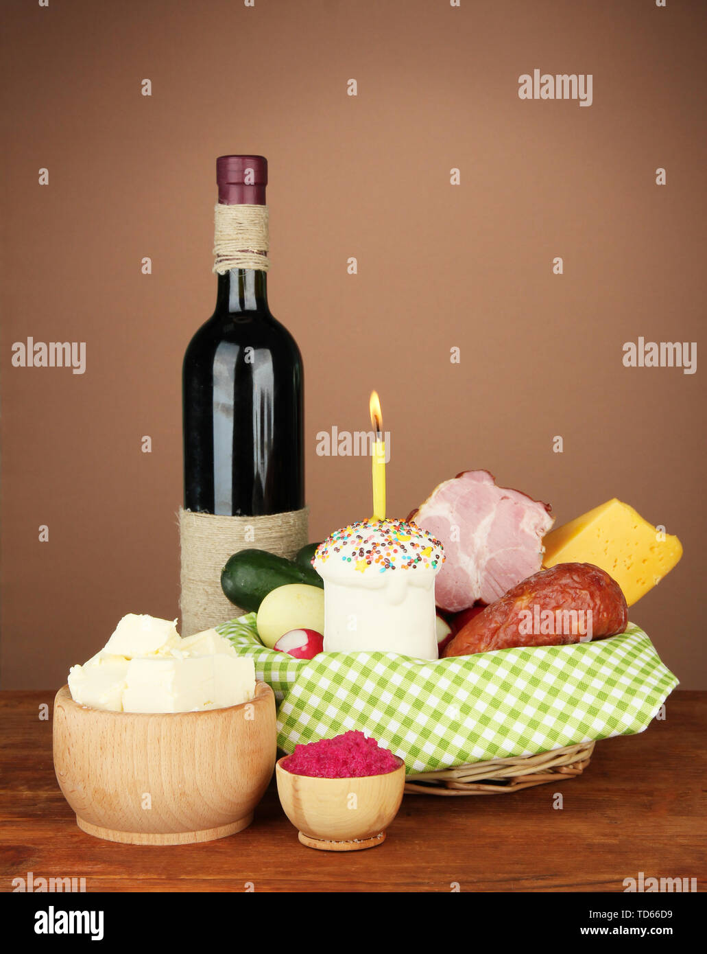 Cesto di Pasqua: concettuale foto di pasqua tradizionale cibo nel cesto di vimini, sul tavolo di legno sul colore di sfondo Foto Stock