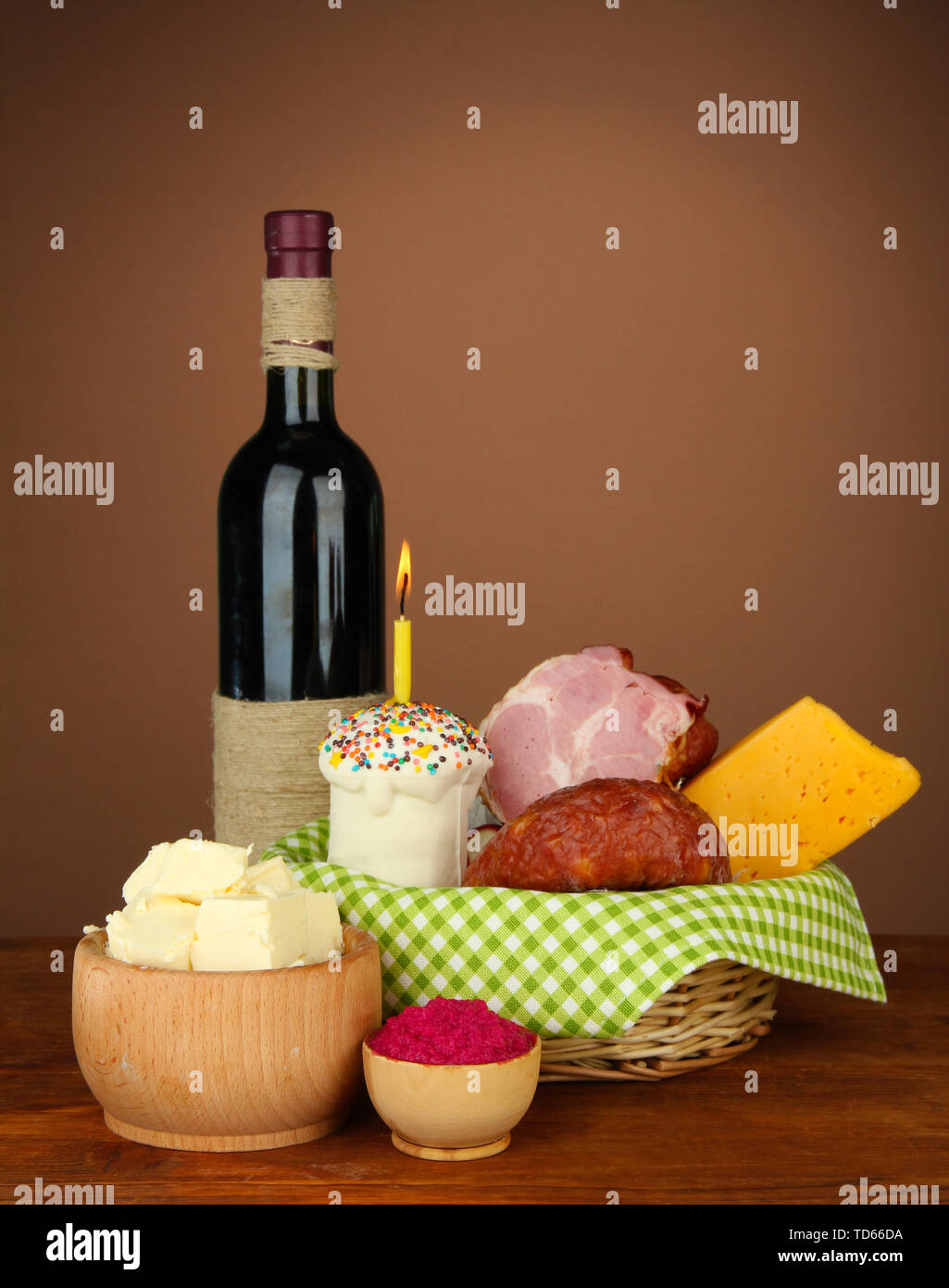 Cesto di Pasqua: concettuale foto di pasqua tradizionale cibo nel cesto di vimini, sul tavolo di legno sul colore di sfondo Foto Stock