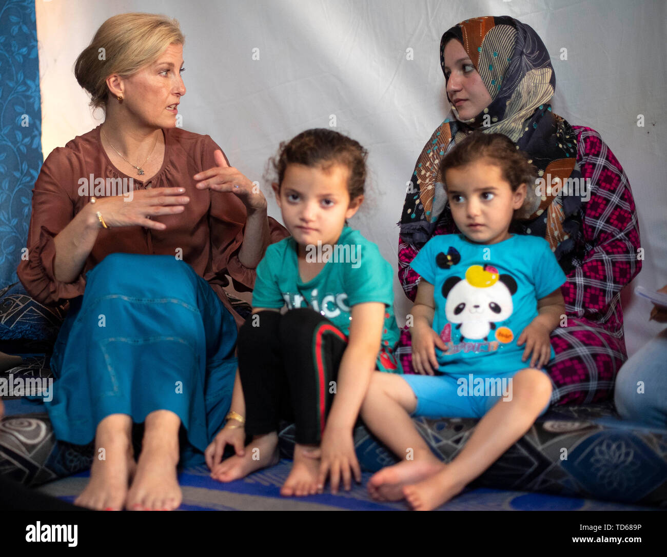 La Contessa di Wessex parla di Asmaa (25), e i suoi figli, Sidra (sei) (seduto al centro) e cerchione (5) ad una riunione informale tented insediamento, che ospita profughi in Libano dal conflitto siriano, nella valle della Bekaa, Libano, durante il primo ufficiale di Royal visita al paese. Foto Stock