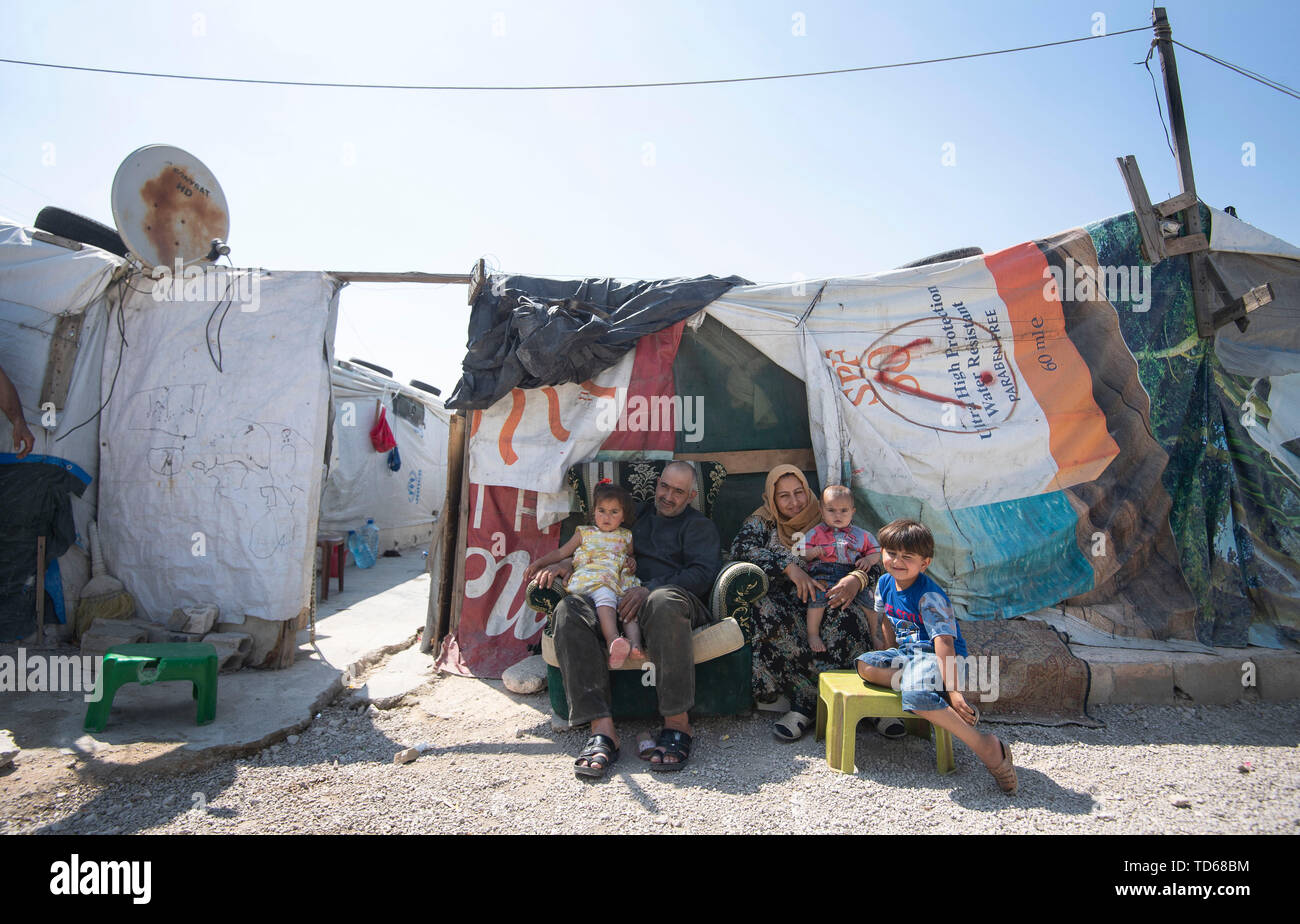 Profughi in Libano dal conflitto siriano a un informale tented insediamento, che la Contessa di Wessex visto nella valle della Bekaa, Libano, durante il primo ufficiale di Royal visita al paese. Foto Stock