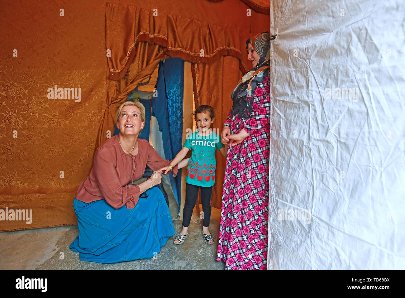La Contessa di Wessex parla di sidra (sei) e sua madre, Asmaa (25), in corrispondenza di un informale tented insediamento, che ospita profughi in Libano dal conflitto siriano, nella valle della Bekaa, Libano, durante il primo ufficiale di Royal visita al paese. Foto Stock