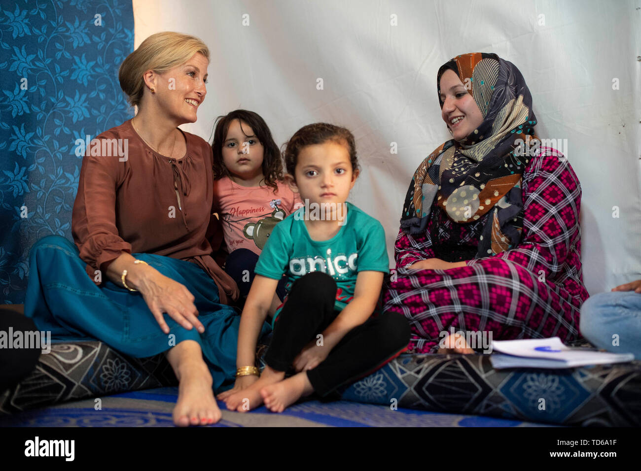 La Contessa di Wessex parla di Asmaa (25) e le sue figlie Nisrine (quattro, seconda a sinistra)Sidra (sei) ad una riunione informale tented insediamento, che ospita profughi in Libano dal conflitto siriano, nella valle della Bekaa, Libano, durante il primo ufficiale di Royal visita al paese. Foto Stock