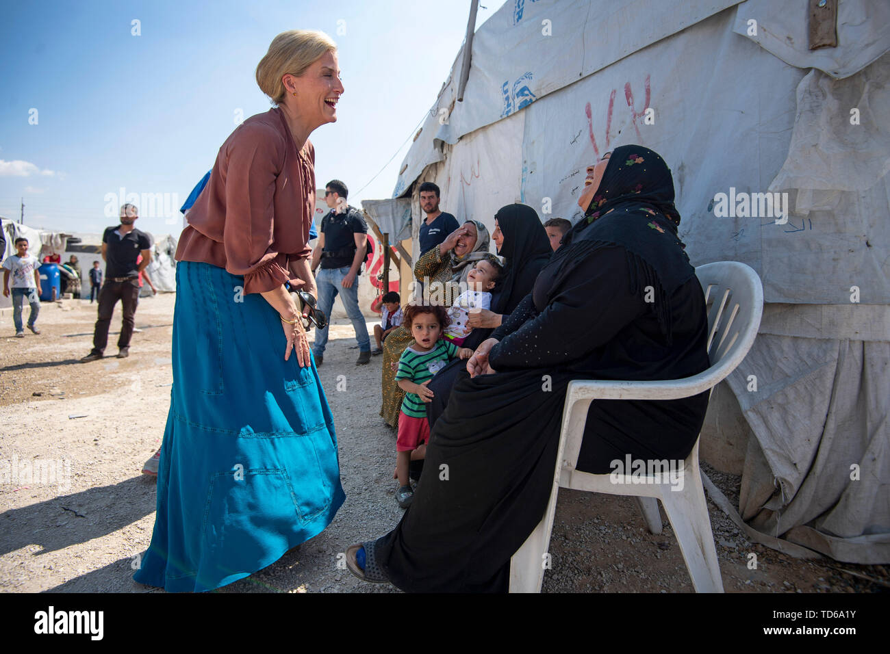 La Contessa di Wessex incontra donne siriano, compresi i profughi in Libano dal conflitto siriano, in occasione di una visita ad un informale tented insediamento nella valle della Bekaa, Libano, durante il primo ufficiale di Royal visita al paese. Foto Stock