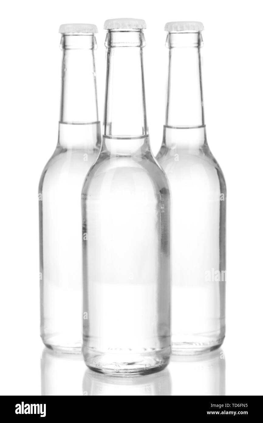 Bottiglie di acqua isolato su bianco Foto Stock