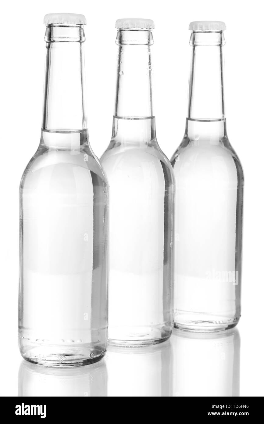 Bottiglie di acqua isolato su bianco Foto Stock