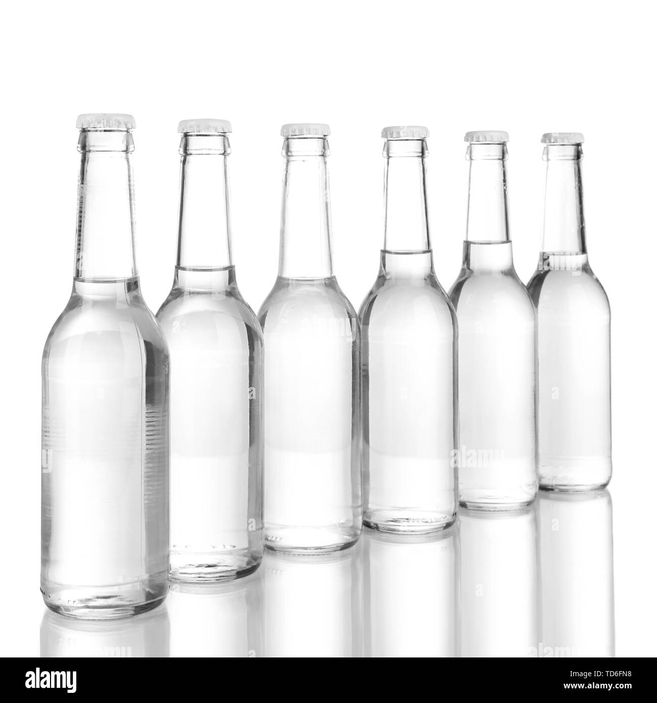 Bottiglie di acqua isolato su bianco Foto Stock