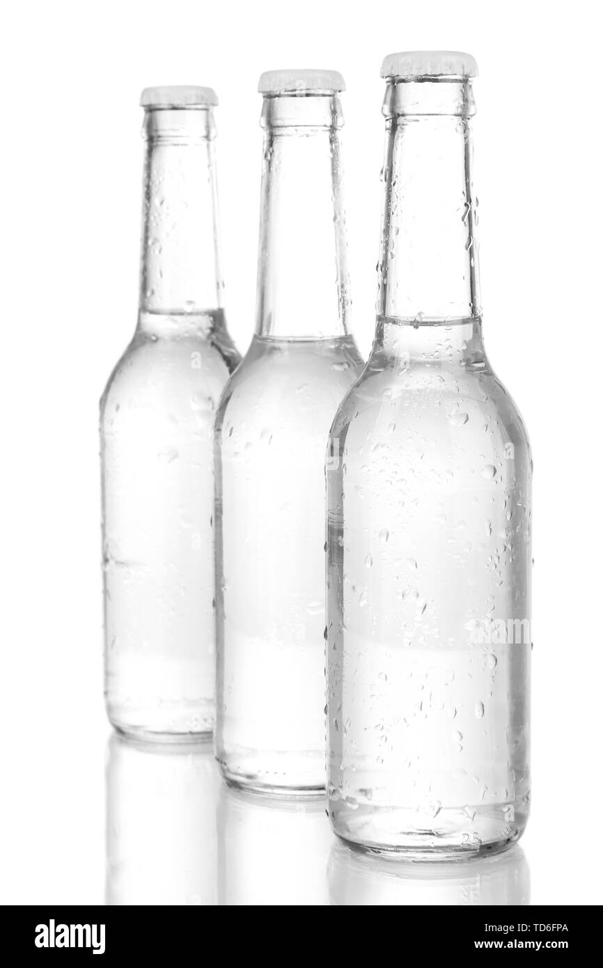 Bottiglie di acqua isolato su bianco Foto Stock