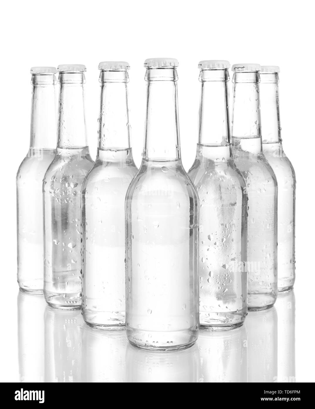 Bottiglie di acqua isolato su bianco Foto Stock