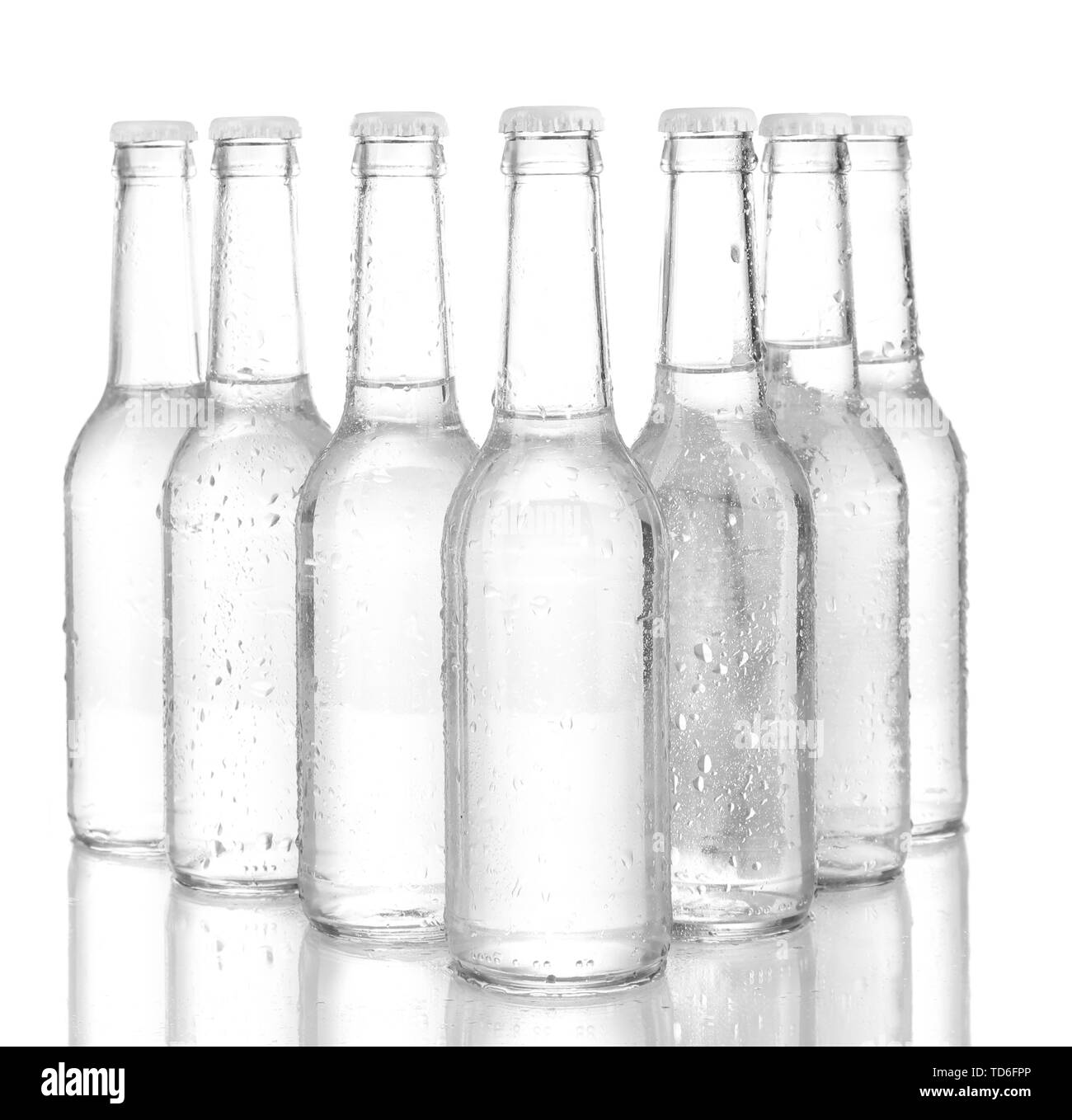 Bottiglie di acqua isolato su bianco Foto Stock