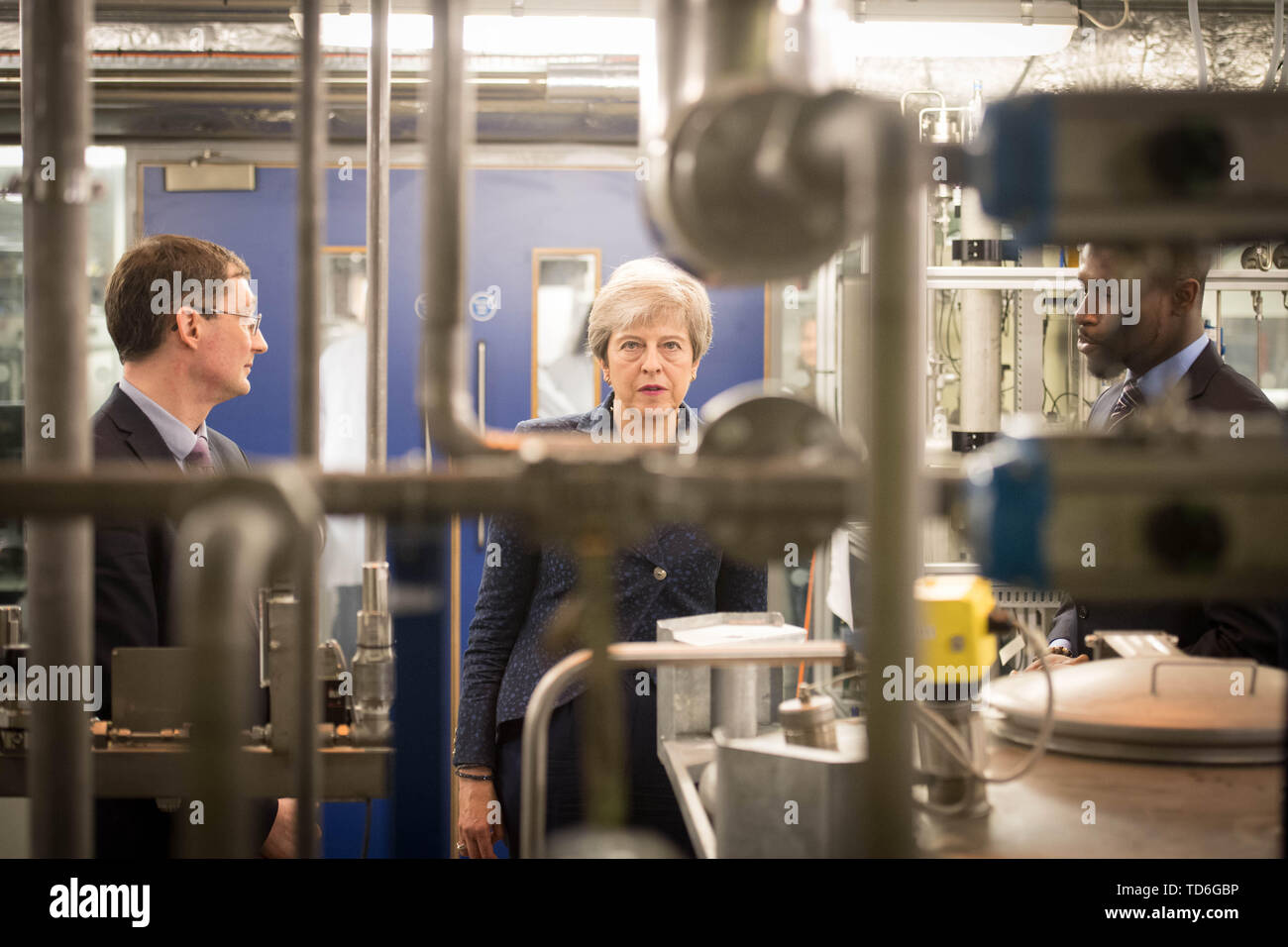 Il primo ministro Theresa Maggio durante una visita all'Imperial College di Londra dove ha visto i macchinari che converte il biossido di carbonio in ossigeno dopo il suo annuncio che il Regno Unito è per impostare un obiettivo giuridicamente vincolante alla fine il suo contributo al cambiamento climatico entro il 2050. Foto Stock