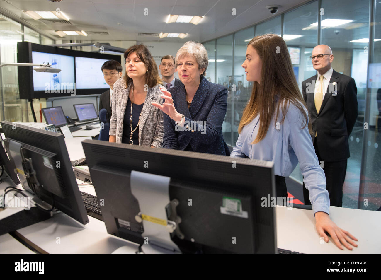 Il primo ministro Theresa Maggio durante una visita all'Imperial College di Londra dove ha visto i macchinari che converte il biossido di carbonio in ossigeno dopo il suo annuncio che il Regno Unito è per impostare un obiettivo giuridicamente vincolante alla fine il suo contributo al cambiamento climatico entro il 2050. Foto Stock