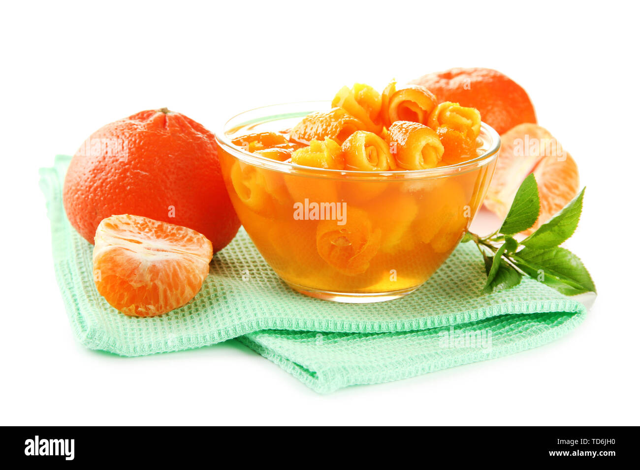 Inceppamento arancione con la scorza e tangerini, isolato su bianco Foto Stock