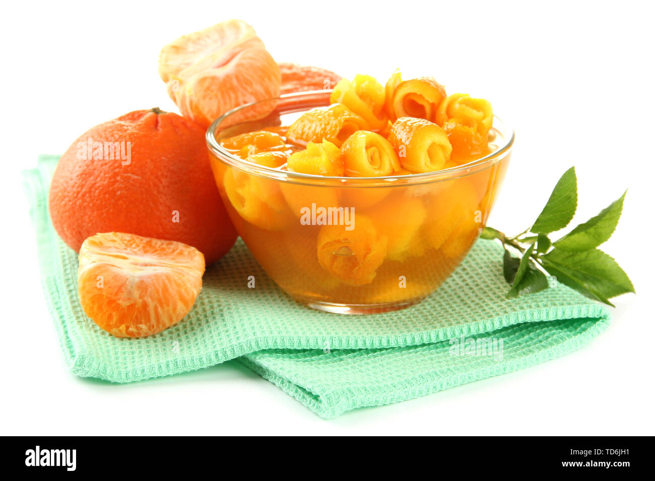 Inceppamento arancione con la scorza e tangerini, isolato su bianco Foto Stock