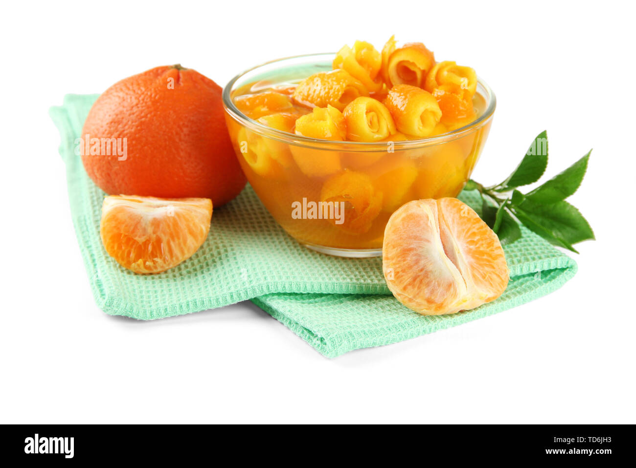 Inceppamento arancione con la scorza e tangerini, isolato su bianco Foto Stock