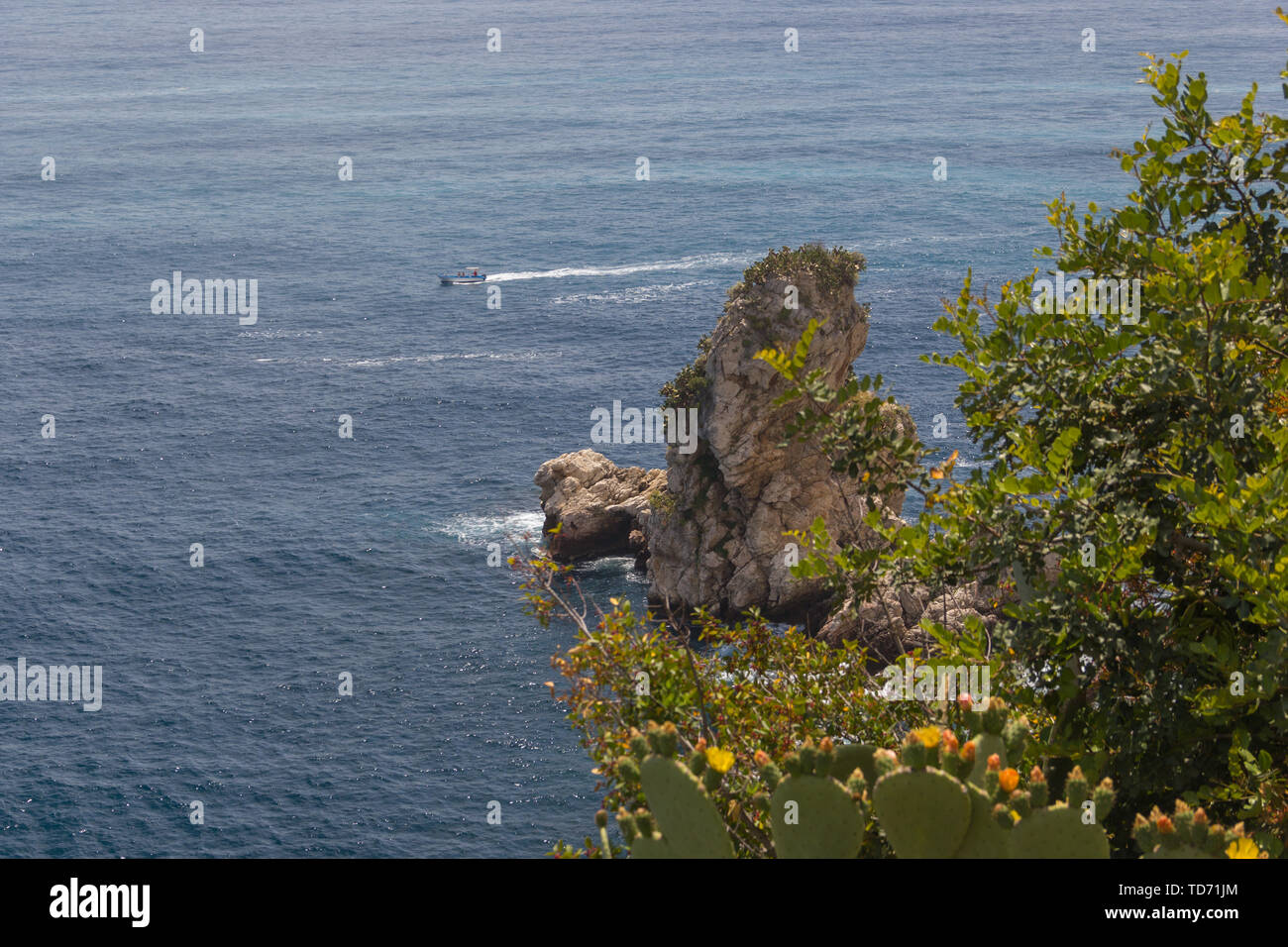 Giardini Naxos Sicilia scenic costa rocciosa e natura mediterranea in estate Foto Stock