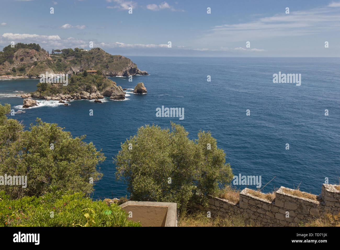 Taormina Sicilia vista panoramica della spiaggia di Isola Bella da una terrazza bellissima destinazione turistica con il blu del mare e della natura Foto Stock