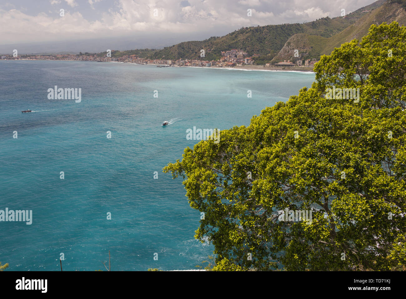 Giardini Naxos Sicilia panorama da una collina sulla baia, splendido mare blu e natura mediterranea Foto Stock