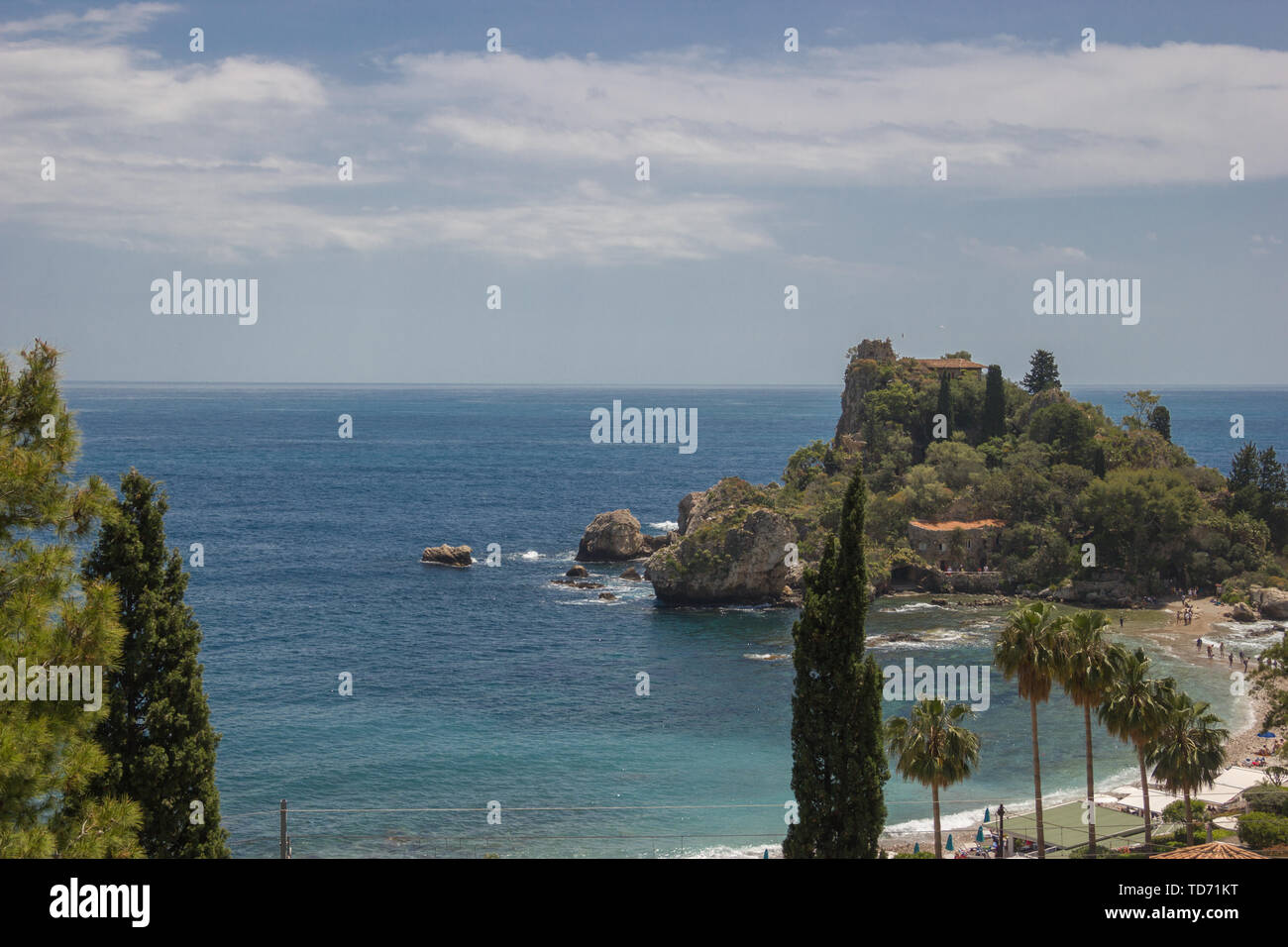 Taormina Sicilia bella spiaggia turistica a Isola Bella, panorama con il blu del mare e il verde della natura Foto Stock