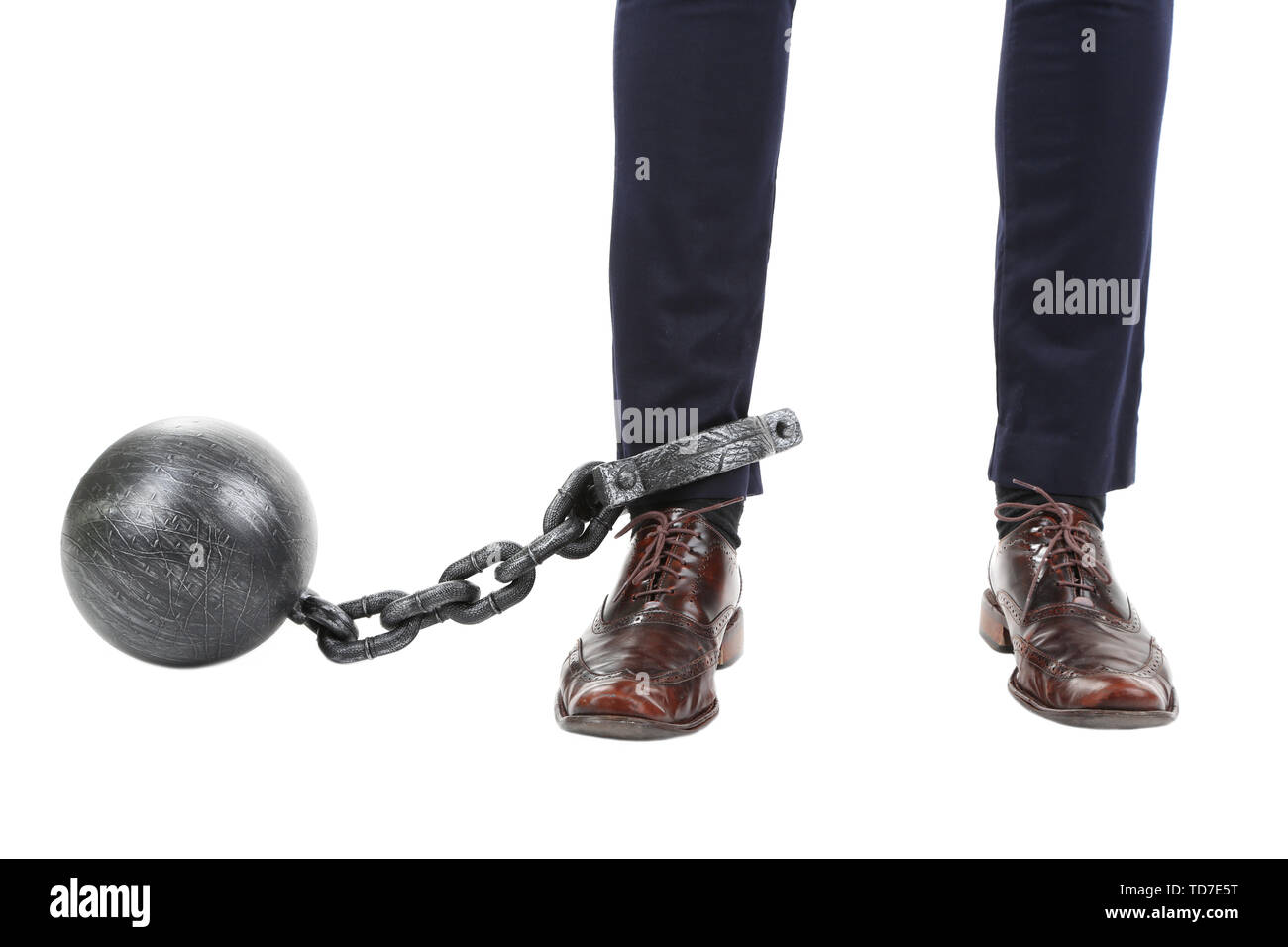 Lavoratore aziendale con la palla e la catena attaccata al piede isolato su bianco Foto Stock