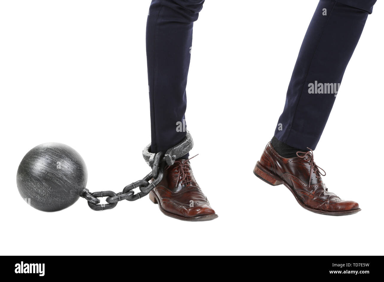 Lavoratore aziendale con la palla e la catena attaccata al piede isolato su bianco Foto Stock