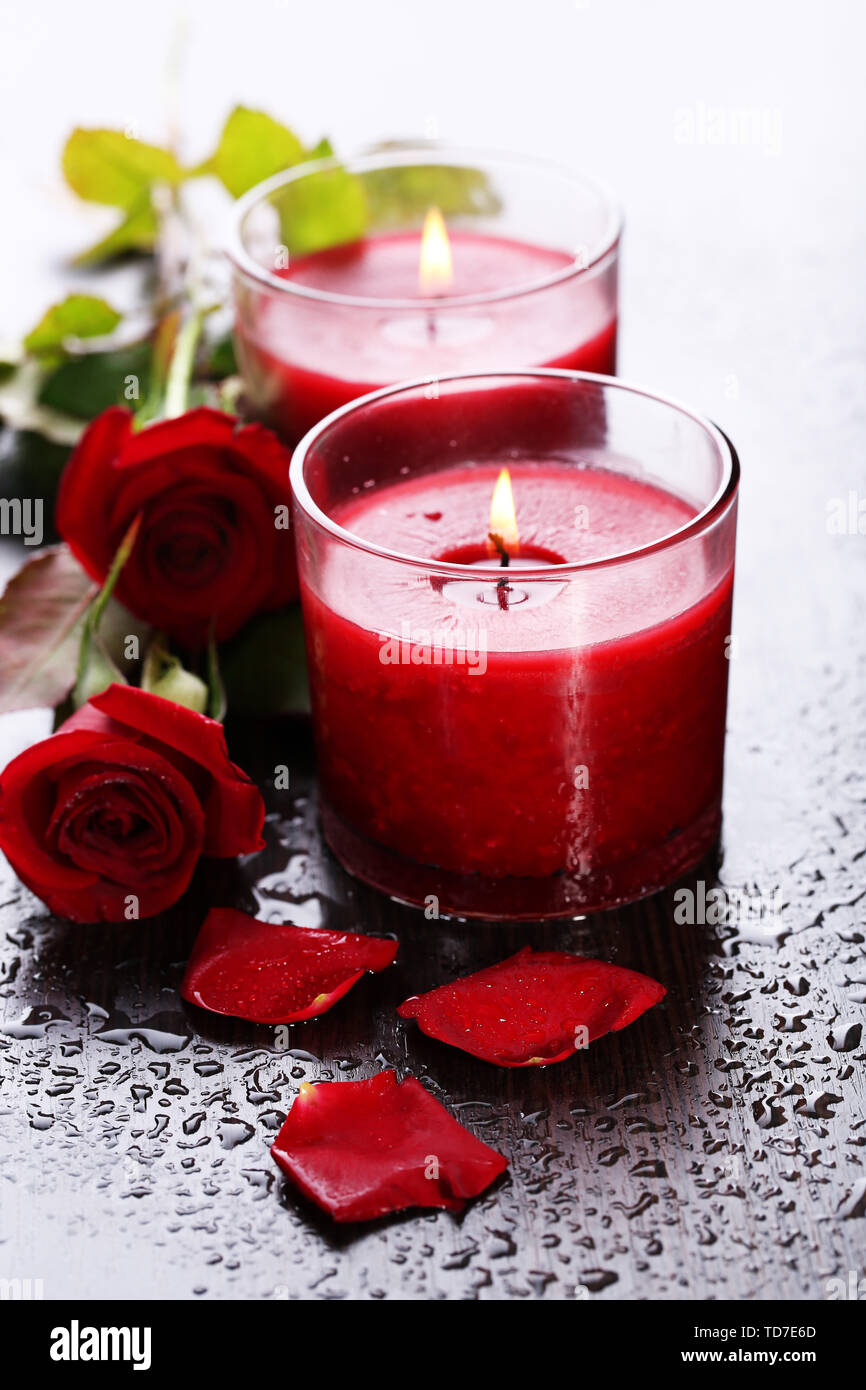 Cuscino decorativo Belle candele rosse romantiche con fiori, close