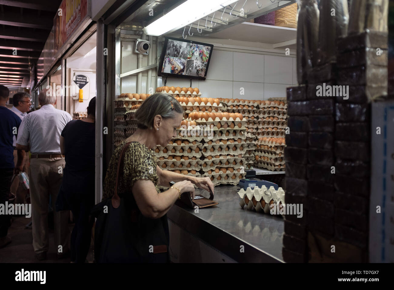 Caracas, Venezuela. Il 6 giugno, 2019. Una donna acquista le uova in un mercato a Caracas, Venezuela. Lei è fortunata e ha ancora qualche risparmio vive fuori e possono permettersi di acquistare beni di prima necessità. Lei non è sicuro quanto tempo lei può durare dovuta all'iperinflazione. Credito: Allison cena/ZUMA filo/Alamy Live News Foto Stock