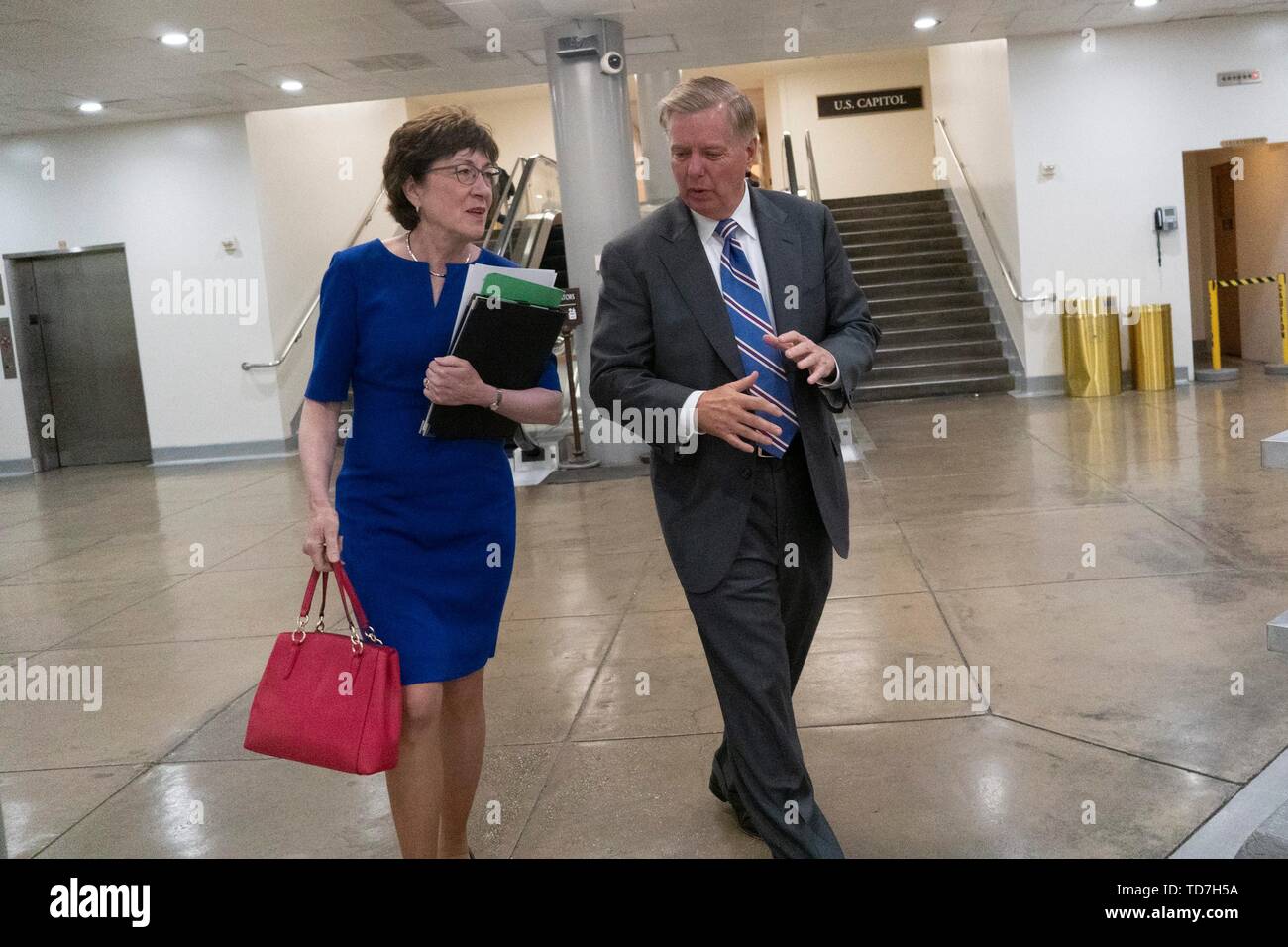 Washington, Stati Uniti d'America. 12 Giugno, 2019. Stati Uniti il senatore Susan Collins (Repubblicano del Maine) e gli Stati Uniti il senatore Lindsey Graham (Repubblicano della Carolina del Sud) a piedi attraverso il Senato alla metropolitana dopo aver lasciato il Senato piano al Campidoglio di Washington il 12 giugno 2019. Credito: Stefani Reynolds/CNP | Utilizzo di credito in tutto il mondo: dpa/Alamy Live News Foto Stock