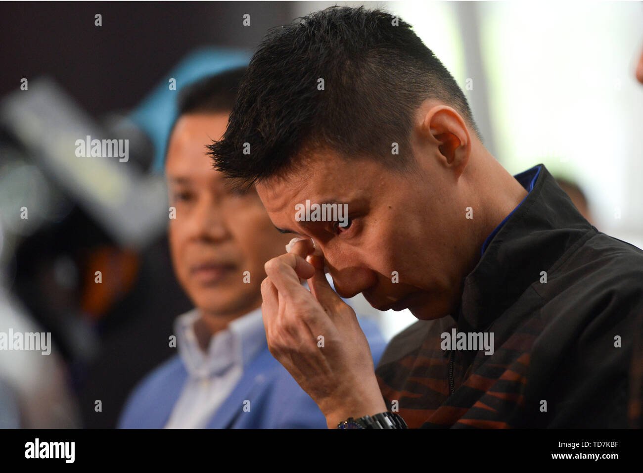 Putrajaya, Malaysia. Xiii Giugno, 2019. Malaysia badminton player Lee Chong Wei (R) reagisce durante una conferenza stampa per annunciare il suo ritiro in Putrajaya, Malesia, 13 giugno 2019. Credito: Chong Voon Chung/Xinhua/Alamy Live News Foto Stock