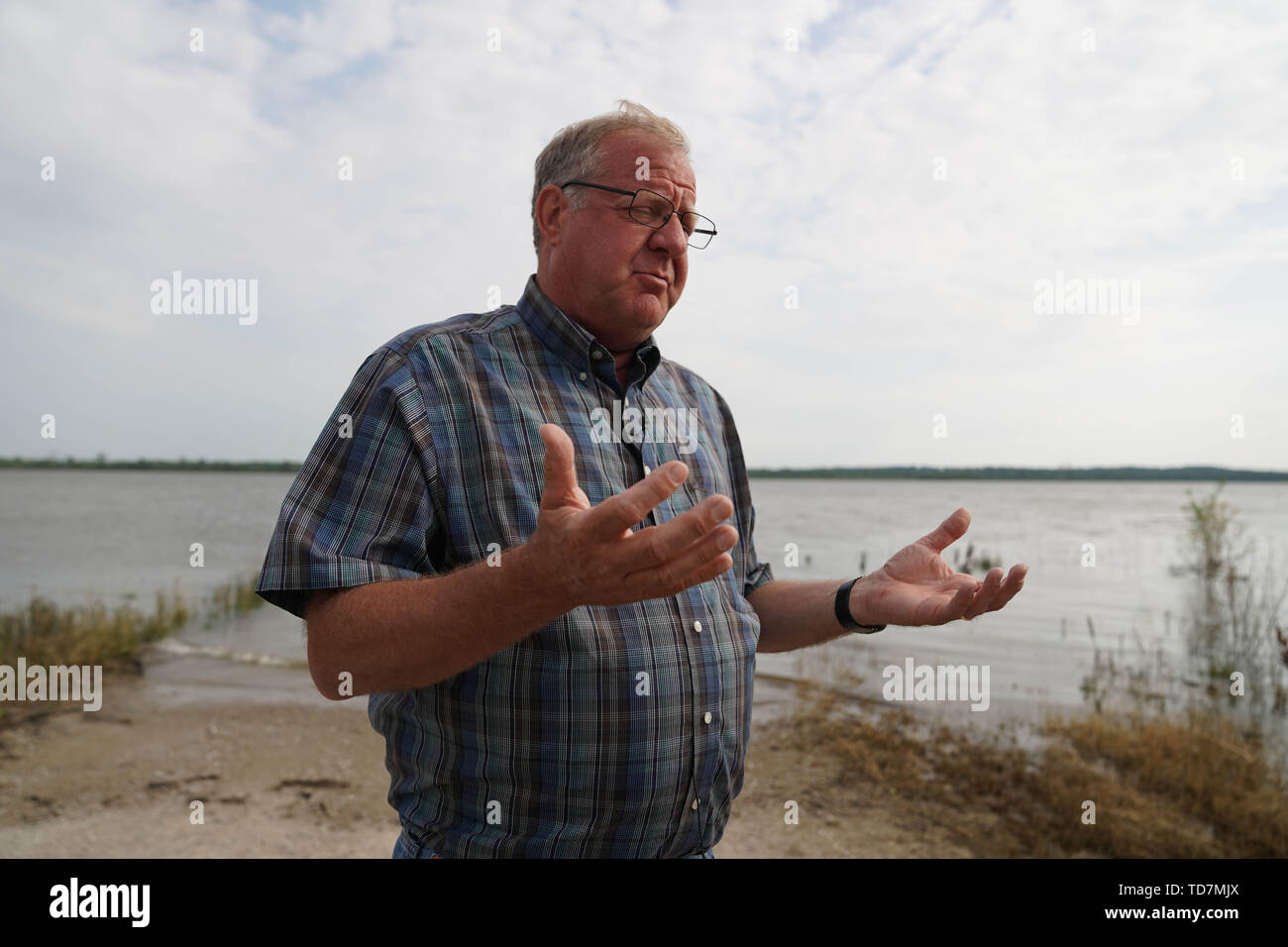 Missouri, USA. Il 9 giugno, 2019. Tom acque, una settima generazione di agricoltore, parla durante un colloquio vicino alla sua pioggia-imbevuta campi in Orrick, Missouri, Stati Uniti, 9 giugno 2019. Per andare con funzione: gli agricoltori del Midwest devastato da inondazioni storiche, USA-Cina le tensioni commerciali Credito: Liu Jie/Xinhua/Alamy Live News Foto Stock