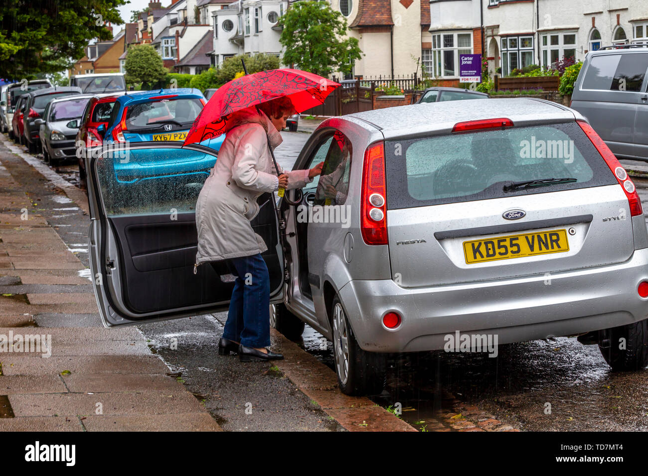 Northampton, Regno Unito. Xiii Giugno, 2019. Meteo. Un altro giorno di pioggia pesante, inondazioni nelle strade a causa della pioggia costante negli ultimi giorni, la pioggia è oggi previsioni per continuare fino a 2100 ore di questa sera. Credito: Keith J Smith./Alamy Live News Foto Stock