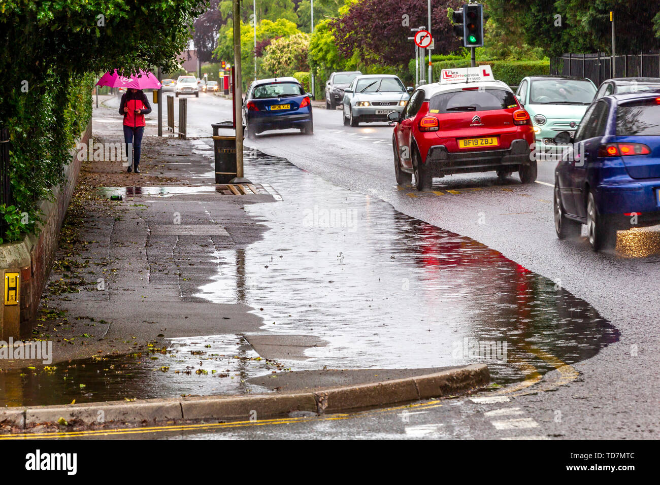 Northampton, Regno Unito. Xiii Giugno, 2019. Meteo. Un altro giorno di pioggia pesante, inondazioni in fatturazione rd a causa della pioggia costante negli ultimi giorni, la pioggia è oggi previsioni per continuare fino a 2100 ore di questa sera. Credito: Keith J Smith./Alamy Live News Foto Stock