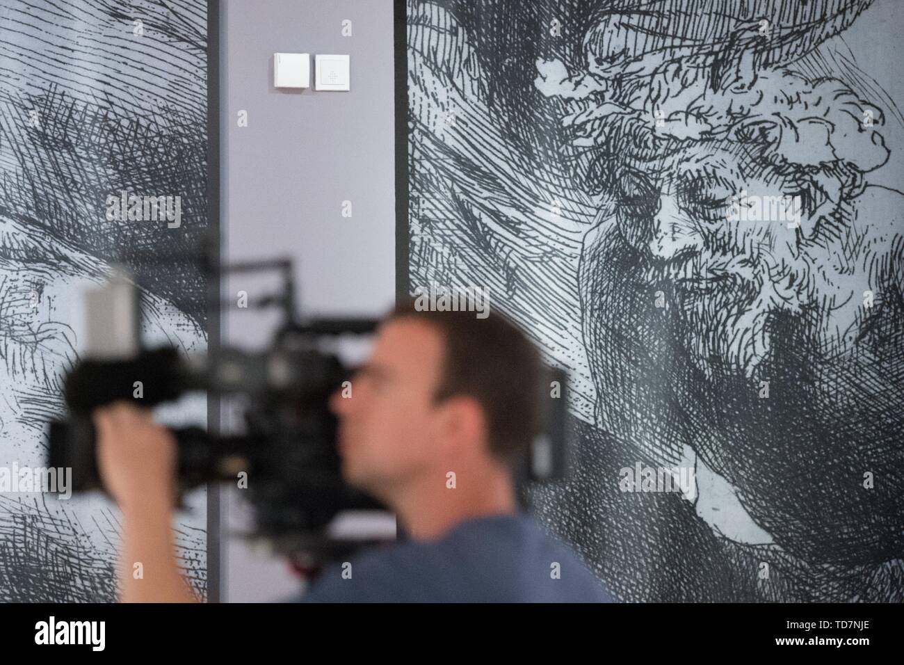 Dresden, Germania. Xiii Giugno, 2019. Un cameraman stand nella mostra "Rembrandt corsa dell'. Il Dresden Kupferstich-Kabinet mostra più di centocinquanta opere per contrassegnare il 350 anniversario della morte del Barocco olandese master. Credito: Sebastian Kahnert/dpa-Zentralbild/dpa/Alamy Live News Foto Stock