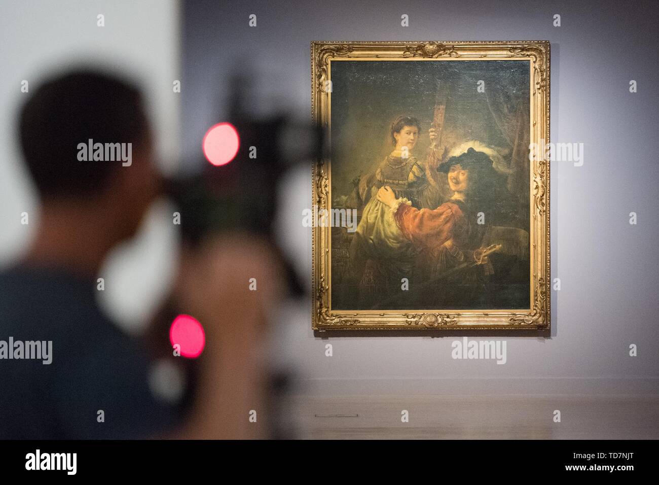 Dresden, Germania. Xiii Giugno, 2019. Un cameraman si erge di fronte al lavoro di Rembrandt "Rembrandt e Saskia nella parabola del figlio prodigo' nella mostra "Rembrandt corsa dell'. Il Dresden Kupferstich-Kabinet mostra più di centocinquanta opere per contrassegnare il 350 anniversario della morte del Barocco olandese master. Credito: Sebastian Kahnert/dpa-Zentralbild/dpa/Alamy Live News Foto Stock