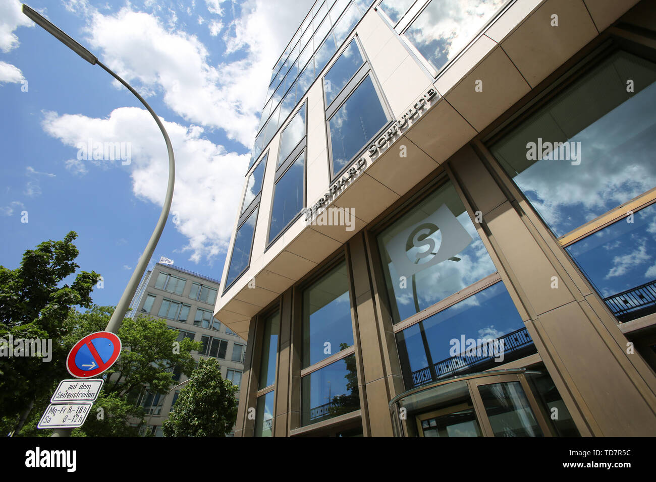 Amburgo, Germania. Xiii Giugno, 2019. Vista di un edificio per uffici in cui la compagnia di navigazione Bernhard Schulte è basato. Gravi incidenti con le petroliere nel Golfo hanno ulteriormente aumentato le tensioni tra Iran e il suo arco arabo rivali. Una nave del tedesco della compagnia di navigazione Schulte era anche interessato. La compagnia di navigazione Bernhard Schulte Shipmanagement (BSM) di Singapore ha annunciato che 21 marinai erano stati portati dai loro freighter 'Kokuka coraggioso' caricato con metanolo. Credito: dpa picture alliance/Alamy Live News Foto Stock