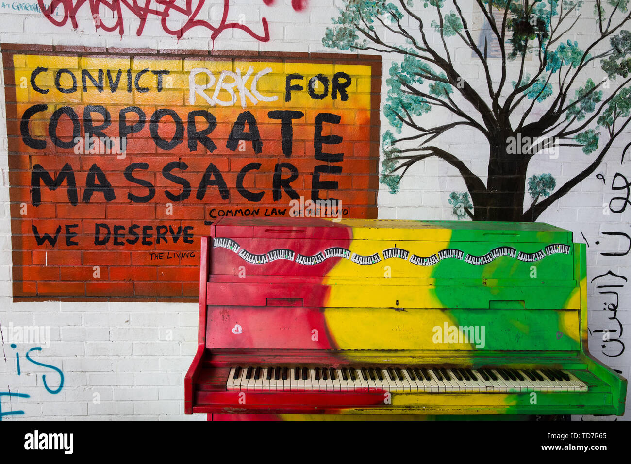 Londra, Regno Unito. 13 Giugno, 2019. Un murale sotto il Westway vicino alla Torre Grenfell nel Nord di Kensington. Domani la Grenfell comunità segna il secondo anniversario del Grenfell Torre fire il 14 giugno 2017 in cui 72 morti e oltre 70 feriti. A due anni di distanza, alcuni membri della famiglia rimangono in alloggi temporanei e molti sono ancora traumatizzati. Fase 2 dell'indagine Grenfell inizierà nel 2020, con l'indagine penale i risultati sono attesi per essere inviato al Pubblico Ministero nel 2021. Credito: Mark Kerrison/Alamy Live News Foto Stock