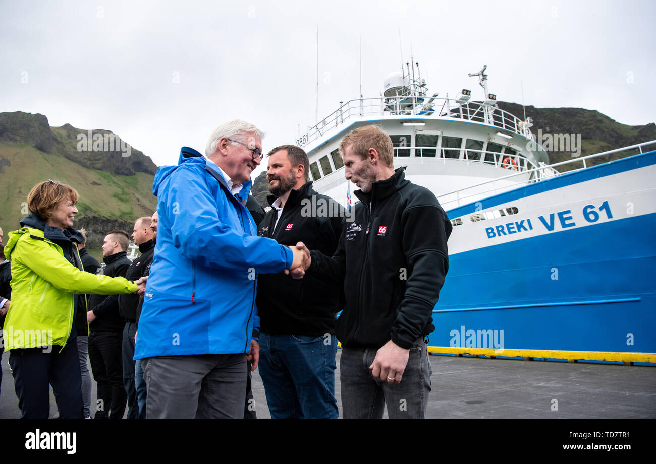 13 giugno 2019, l'Islanda, Westmännerinseln: Presidente federale Frank-Walter Steinmeier e sua moglie Elke Büdenbender visita il Breki trawler e dare il benvenuto al team. Presidente Steinmeier e sua moglie sono su una due giorni di visita di stato in Islanda. Foto: Bernd von Jutrczenka/dpa Foto Stock