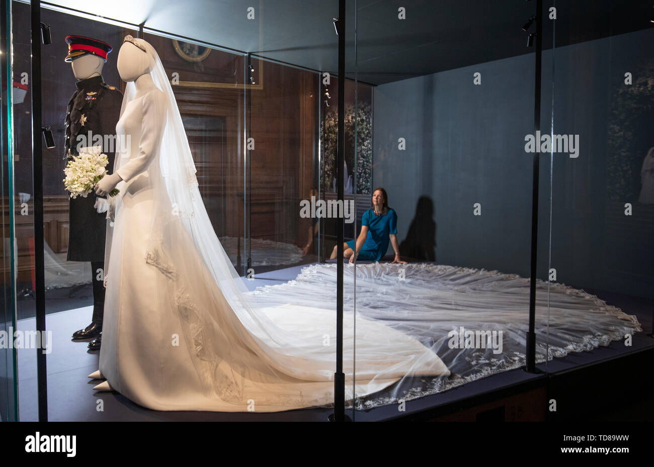 Curatrice Caroline de Gauitaut mette il tocco finale a una speciale mostra 'un Royal Wedding: il Duca e la Duchessa di Sussex' dotato di un display delle Loro Altezze Reali' abiti di nozze presso il Palazzo di Holyroodhouse, Edimburgo. La mostra sarà aperta al pubblico il Venerdì 14 Giugno, 2019. Foto Stock