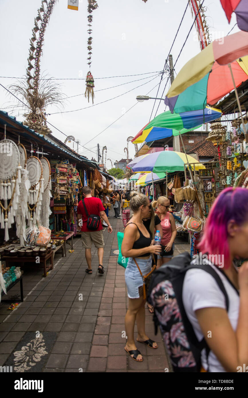 Persone non identificate in arte tradizionale maket in Ubud sull isola di Bali, Indonesia. Foto Stock