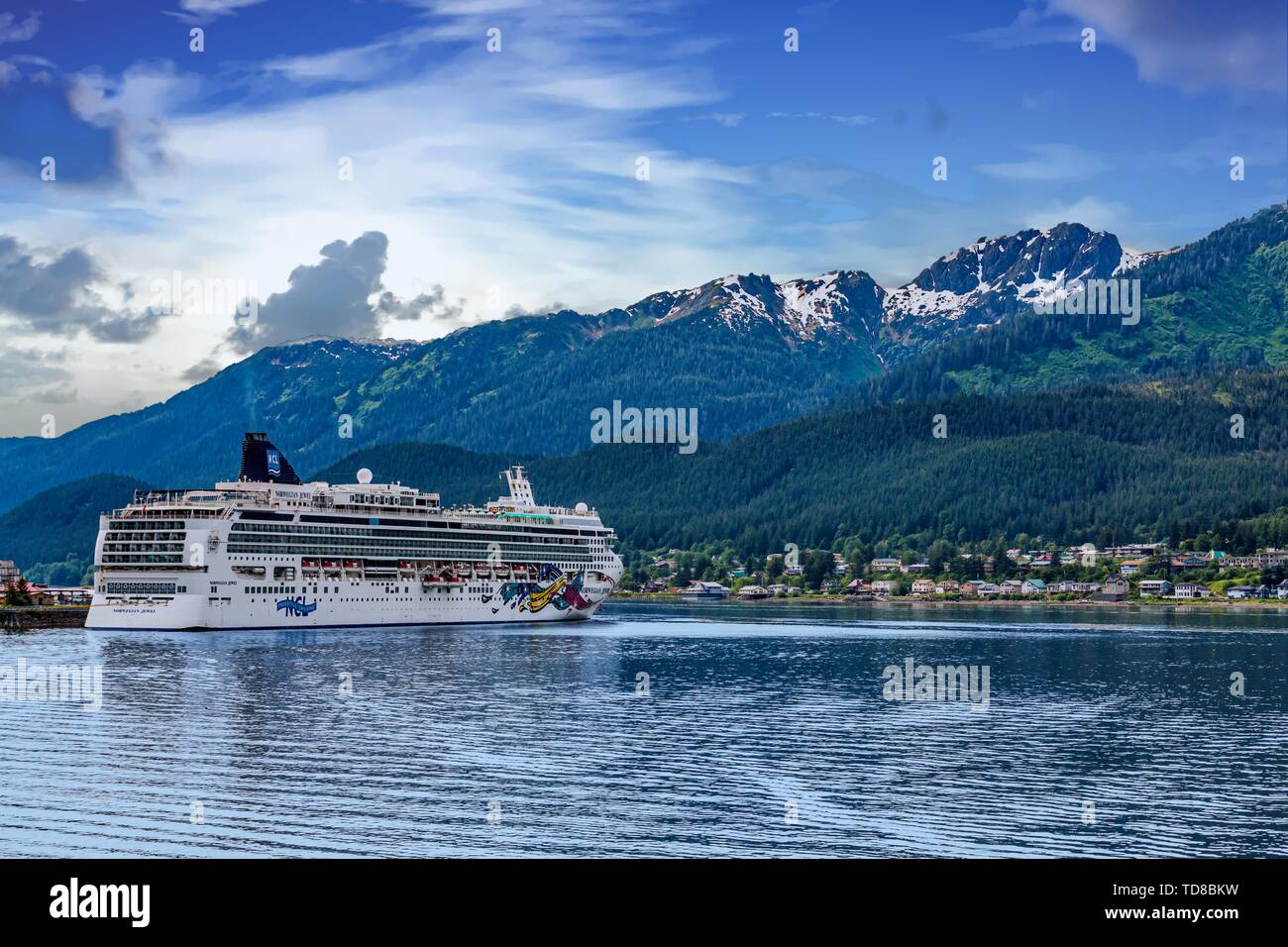 Norwegian Jewel by Alaskan Montagne Foto Stock