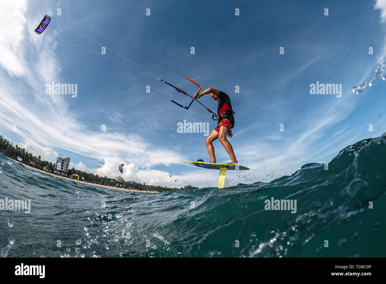 Kite surfer cavalca il suo idrofoilkite Foto Stock