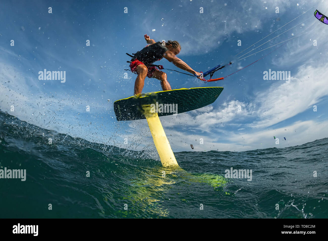 Kite surfer cavalca il suo idrofoilkite Foto Stock