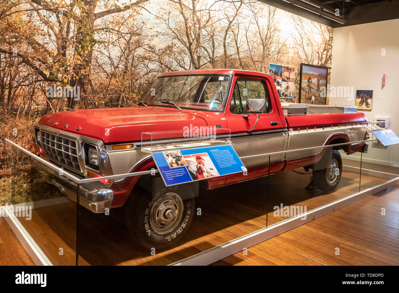 Bentonville, Arkansas - Walmart Museo, ospitato nel di Walton 5&10 che Sam Walton inaugurato nel 1950. Il museo espone Sam Walton il 1979 Ford p Foto Stock