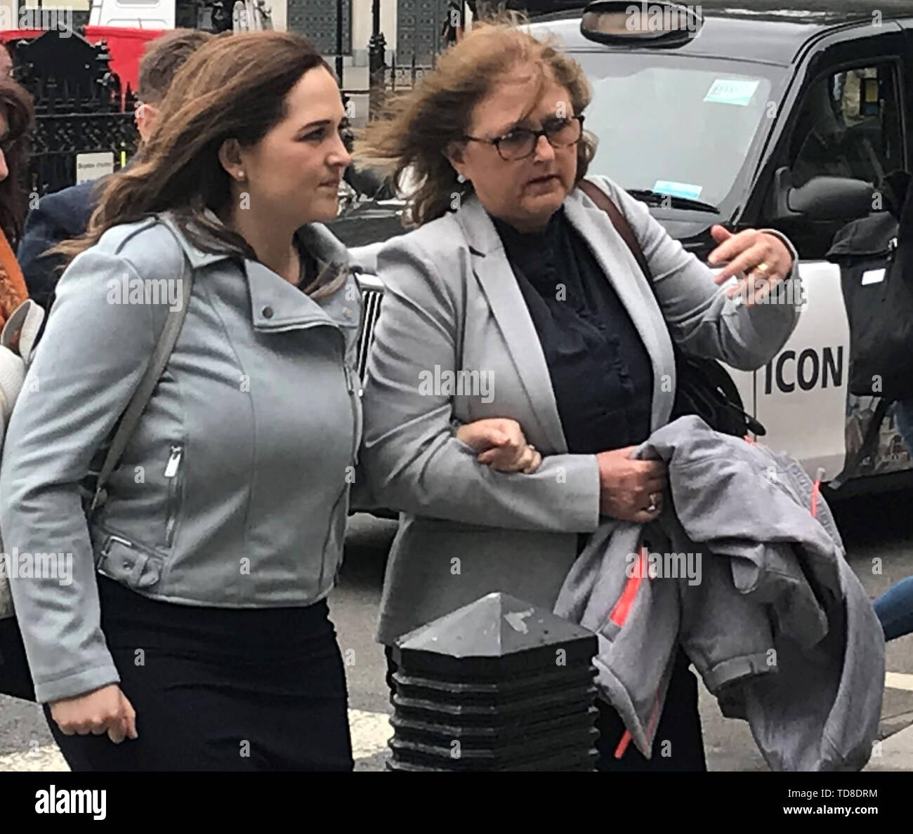 Katie Brown (sinistra) e Roz Wickens la sorella e madre di Charlotte Brown arriva alla Royal Courts of Justice di Londra. Jack Pastore che è stato trovato colpevole di la sua uccisione in un motoscafo incidente è impostato in modo da avere una sfida contro la sua convinzione sentito presso la corte di appello. Foto Stock