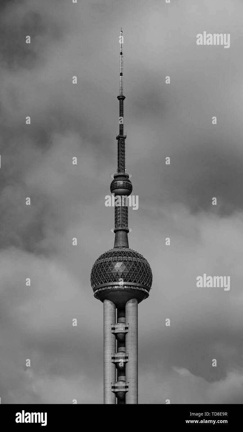 Cina,Shanghai-19 APR 2019:Shanghai Oriental Pearl TV Tower vista dal Lujiazui Foto Stock