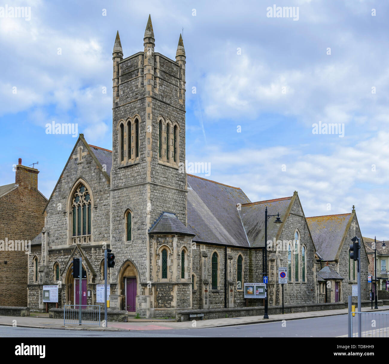 Pietra angolare della Chiesa metodista in Worthing, West Sussex, è vuoto e attende la sorte. Foto Stock