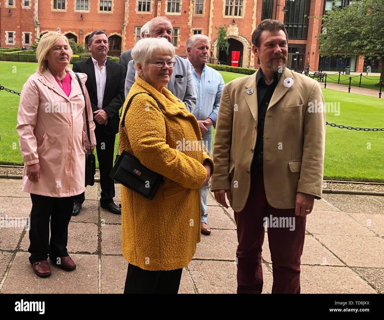 John Teggart (seconda a sinistra) al di fuori del Queen's University di Belfast, Belfast, Irlanda del Nord, che ha detto che l'IRA ha rotto la proclamazione della Repubblica irlandese quando ha ucciso il suo 15-anno-vecchio fratello con difficoltà di apprendimento. Foto Stock